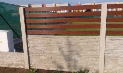 Betonový plot s plastovou výplní